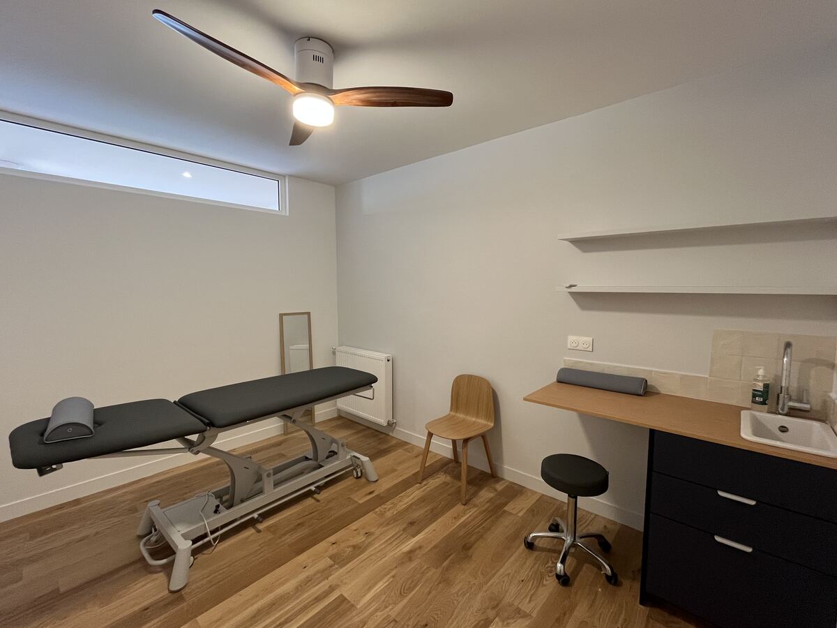 Salle de soin équipée du cabinet Daho Santé, Paris 11