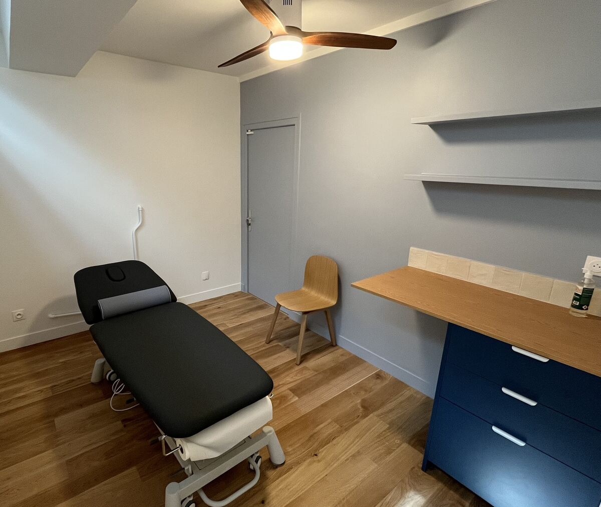 Salle de soin avec plan de travail et point d'eau, cabinet Daho Santé